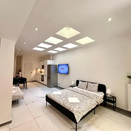 Urban Loft & Courtyard Apartment *